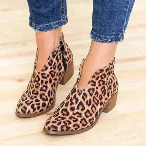 Dames enkellaarsjes met luipaardprint, V-uitsnede en blokhak. Modieuze ritslaarzen, perfect voor casual en trendy outfits.