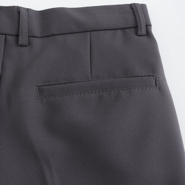Donkergrijze elegante stoffen broek met achterzak, close-up. Hoogwaardige herenmode, stijlvolle zakelijke kleding, moderne pasvorm.
