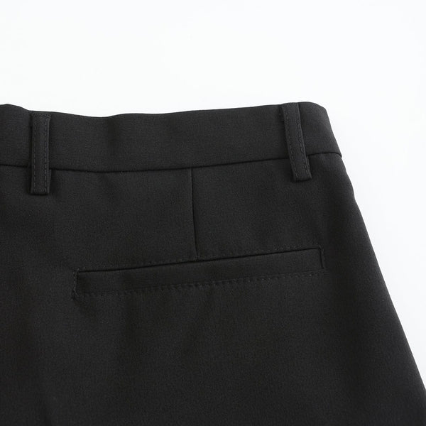 Zwarte elegante stoffen broek met achterzak, detailopname. Hoogwaardige herenmode, stijlvolle en tijdloze kleding voor formele gelegenheden.