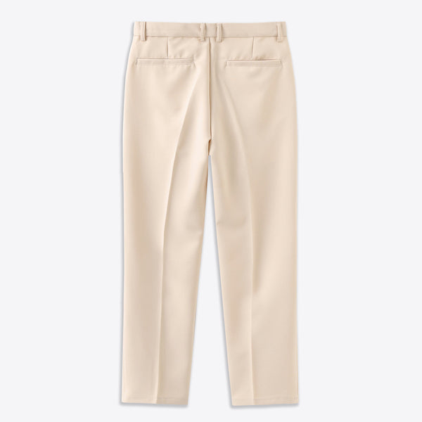 Elegante beige stoffen broek, achteraanzicht, met zakken en riemlussen. Perfect voor formele gelegenheden. Hoogwaardige herenmode.