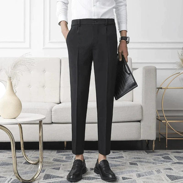 Zwarte elegante herenbroek, Alessandro Toscani, gedragen met witte blouse en zwarte loafers, stijlvolle mode, moderne woonkamer achtergrond.