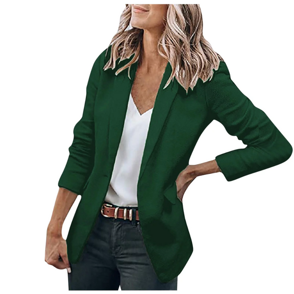 Vrouw in legergroene blazer, witte blouse en zwarte broek. Stijlvolle damesmode, casual chic outfit, trendy kleding voor werk of dagelijks gebruik.