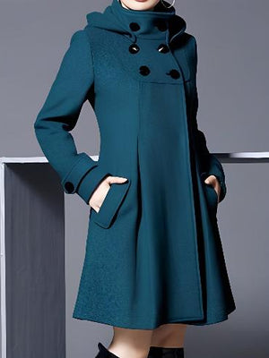 Blauwe damesjas met zijzakken en dubbele knopenrij, stijlvolle wintermode, warme mantel, elegant design, geschikt voor koude seizoenen.