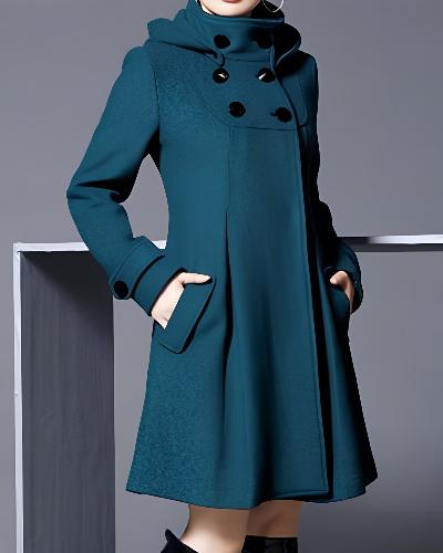 Blauwe damesjas met zijzakken en dubbele knopenrij, stijlvolle wintermode, warme mantel, elegant design, geschikt voor koude seizoenen.
