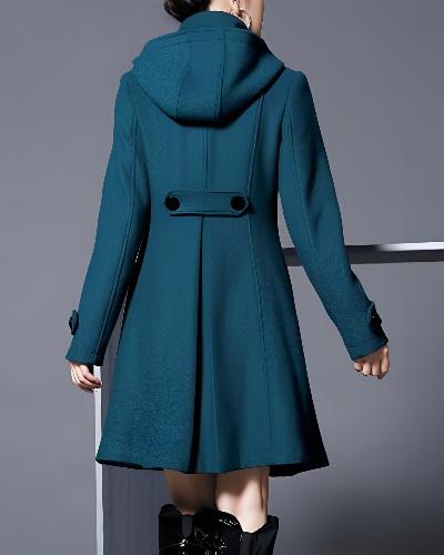 Blauwe damesjas met capuchon en zijzakken, elegante wintermode, stijlvolle knopen, warme mantel, trendy dameskleding, modieuze jas.