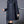 Donkerblauwe damesjas met zijzakken en capuchon, elegante knopen, geschikt voor herfst- en wintermode. Stijlvolle en warme buitenkleding.