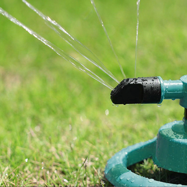 Automatische tuinsproeier 360 graden, cirkelsproeier op groen gras. Ideaal voor gelijkmatige waterverdeling in de tuin. Waterbesparend en efficiënt.
