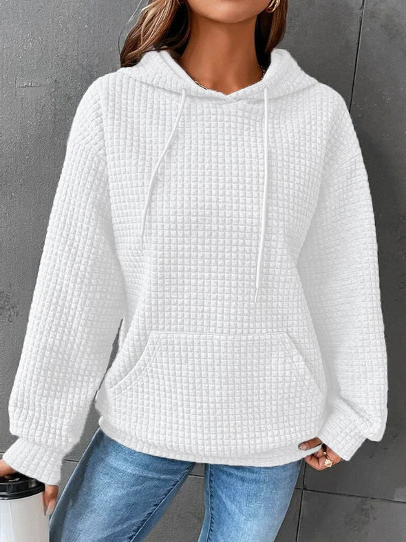Witte gebreide hoodie dames, casual stijl, met capuchon en buidelzak, gecombineerd met blauwe jeans. Comfortabele en modieuze herfstkleding.