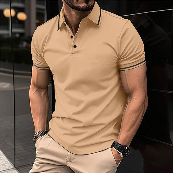 Beige herenpolo met korte mouwen, zwarte knoopsluiting en contrasterende kraag, gedragen door man. Stijlvolle casual herenkleding.