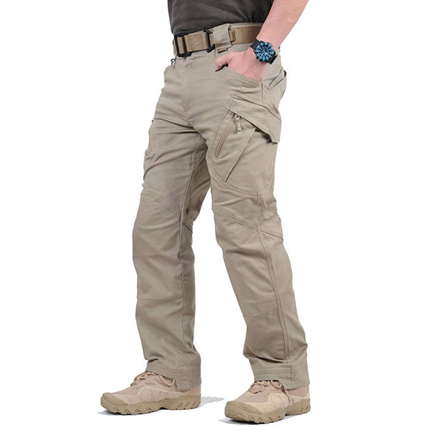 Beige tactische broek voor heren, met meerdere zakken en stevige riem, ideaal voor outdoor activiteiten. Comfortabele pasvorm en duurzame stof.