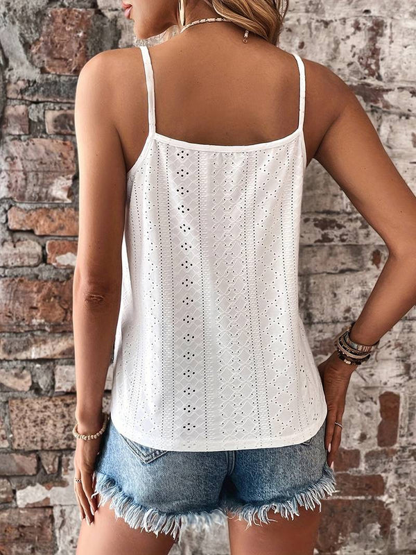 Vrouw in witte kanten top en denim shorts tegen bakstenen muur, zomermode, casual outfit, trendy kleding, dameskleding, boho-stijl.