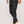 Grijze geruite joggingbroek voor heren, casual streetwear, comfortabele pasvorm, gecombineerd met witte sneakers. Perfect voor dagelijks gebruik.