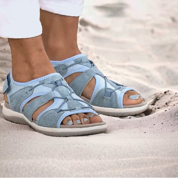 Lichtblauwe sandalen voor dames op zandstrand, comfortabele zomerschoenen, ademend ontwerp, ideaal voor strandwandelingen en casual outfits.