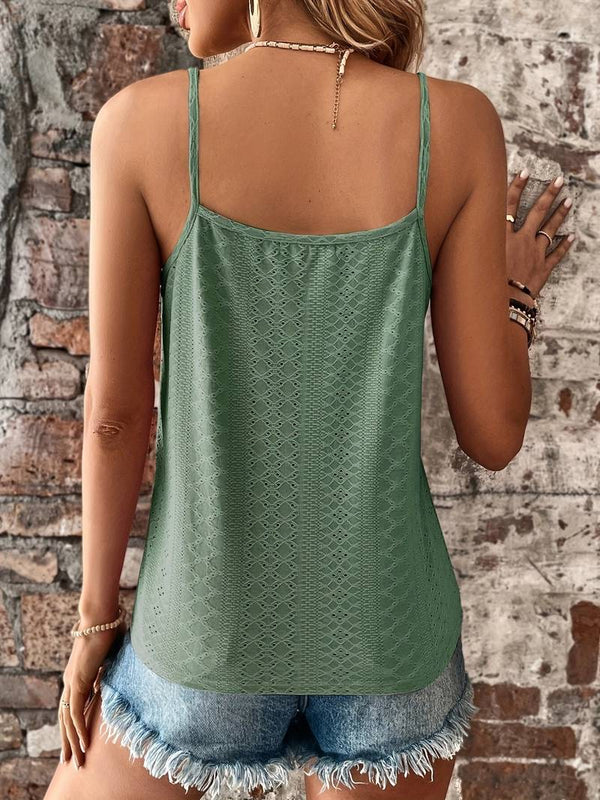 Vrouw in groene kanten top en denim shorts tegen bakstenen muur. Zomermode, casual outfit, trendy kledingstijl.
