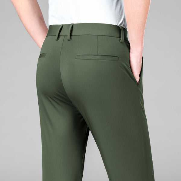 Groene heren zomerbroek, slank en casual, gemaakt van ijszijde. Ideaal voor warme dagen. Comfortabele pasvorm met zakken en riemlussen.