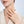 Vrouw met elegante gouden ring op hand, minimalistisch design, close-up. Perfect voor modeaccessoires, sieraden, stijlvolle uitstraling.