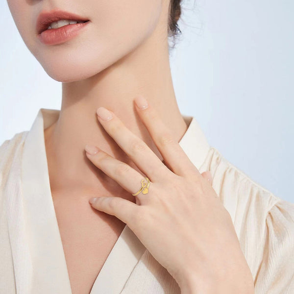 Vrouw met elegante gouden ring op hand, minimalistisch design, close-up. Perfect voor modeaccessoires, sieraden, stijlvolle uitstraling.