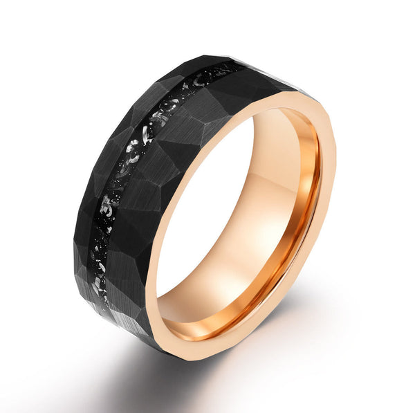 Zwart gouden herenring met diamantaccenten, facetten en glanzende afwerking. Luxe trouwring, modern design, perfect voor speciale gelegenheden.
