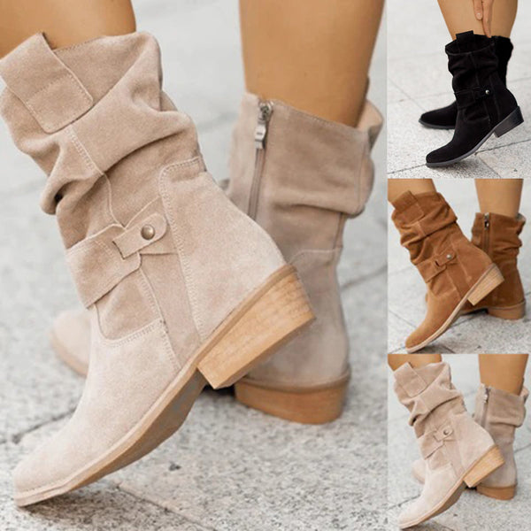 Beige suède dameslaarzen met houten hak, ritssluiting en decoratieve riem. Verkrijgbaar in zwart, bruin en grijs. Trendy herfst- en wintermode.