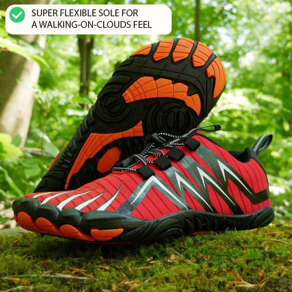 Rode barefoot schoenen met zwarte en oranje zool, ontworpen voor flexibiliteit en comfort, ideaal voor wandelen in de natuur.