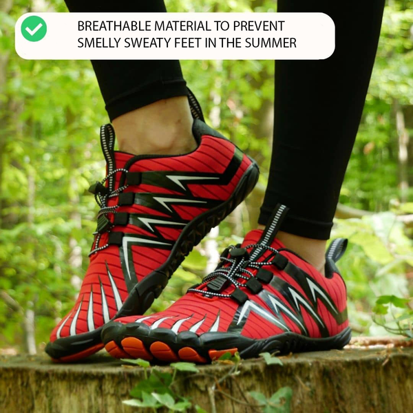 Rode barefoot schoenen in bos, ademend materiaal, ideaal voor zomer, voorkomt zweetvoeten. Perfect voor wandelen en outdoor activiteiten.