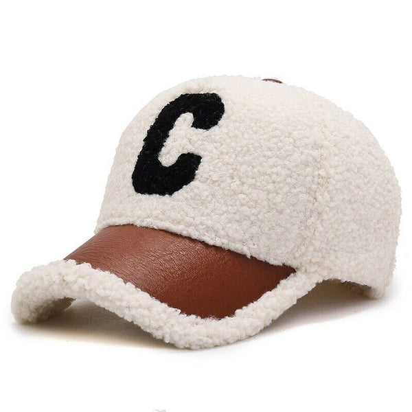 Beige baseballpet met bruine leren klep en zwarte letter "C". Modieuze unisex pet, ideaal voor casual outfits. Perfecte accessoire voor elke gelegenheid.