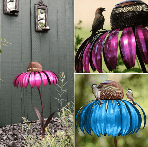 Metalen vogelvoeder in bloemvorm, roze en blauw, met vogels. Tuindecoratie, vogelvoederstation, buitengebruik, kleurrijk ontwerp.
