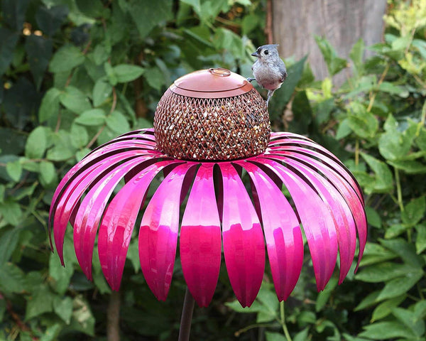 Roze metalen vogelvoeder in bloemvorm met vogel, tuinaccessoire, decoratieve voederbak, geschikt voor buitengebruik, trekt vogels aan.