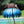 Blauwe metalen vogelvoeder in bloemvorm met twee vogels, tuinornament, decoratief vogelhuisje, buitengebruik, tuinaccessoire.