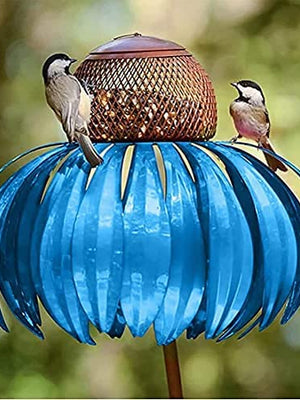 Blauwe metalen vogelvoeder met zonnebloemontwerp, twee vogels, tuinaccessoire, buiten, decoratief, vogelvoederstation, natuurvriendelijk.