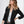 Vrouw in zwarte blazer, witte blouse en jeans. Stijlvolle zakelijke outfit, geschikt voor kantoor of casual gelegenheden. Mode, dameskleding, blazer.