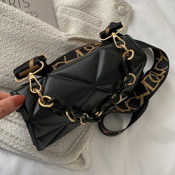 Zwarte leren handtas met gouden ketting en verstelbare schouderriem, stijlvolle modeaccessoire voor dames, perfect voor dagelijks gebruik.
