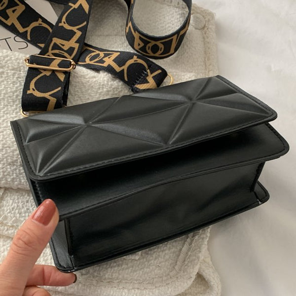 Zwarte leren schoudertas met geometrisch patroon en verstelbare riem, stijlvolle handtas voor dames, modieuze accessoire voor dagelijks gebruik.