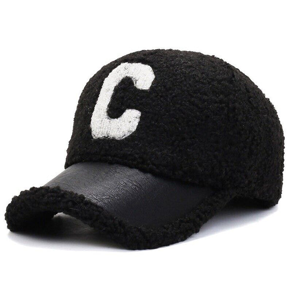Zwarte baseballpet met witte letter "C", gebreide textuur en leren klep. Modieuze unisex pet, ideaal voor casual en sportieve outfits.