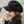 Vrouw met zwarte baret, zijaanzicht. Modieuze dameshoed, herfstaccessoire, casual stijl. Perfect voor trendy outfits en seizoensgebonden mode.