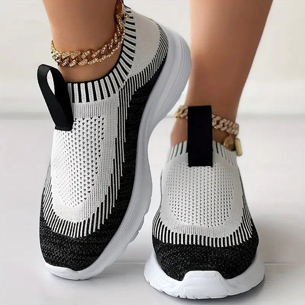 Zwart-witte sneakers met gebreid bovenwerk en gouden enkelbandjes, comfortabele sportschoenen voor dames, modieuze en ademende stijl.