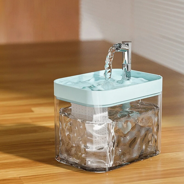 Transparante zeepdispenser met blauwe deksel en ingebouwde kraan, modern ontwerp, ideaal voor badkamer of keuken, waterbesparend en stijlvol.