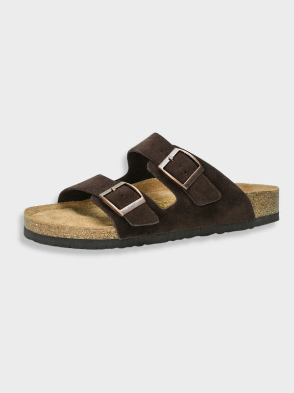 Bruine suède sandalen met dubbele gespsluiting, kurken voetbed en zwarte rubberen zool. Comfortabele unisex slippers voor dagelijks gebruik.