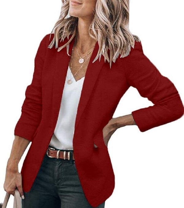Vrouw in bordeauxrode blazer, witte top en zwarte broek. Stijlvolle zakelijke outfit, modieuze dameskleding, casual chic look.