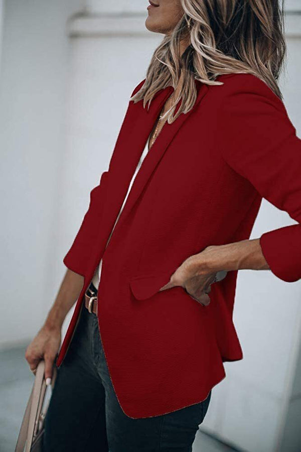Vrouw in bordeauxrode blazer, casual chique stijl, met beige tas. Perfect voor mode, dameskleding, herfstoutfits, zakelijke casual look.