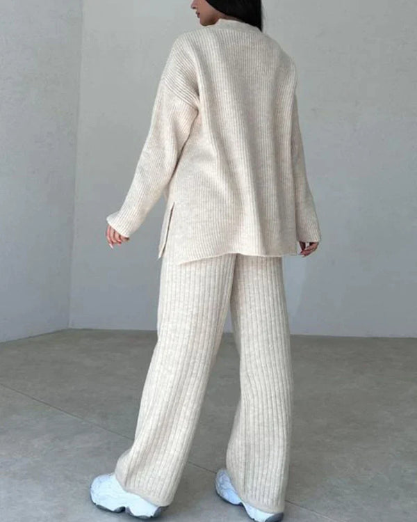 Vrouw in beige ribgebreide loungewear set met wijde broek en oversized trui, casual mode, comfortabele kleding, minimalistisch design.