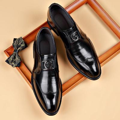 Zwarte leren herenschoenen met gesp, elegante formele schoenen, stijlvolle herenschoenen voor zakelijke gelegenheden, luxe modeaccessoire.