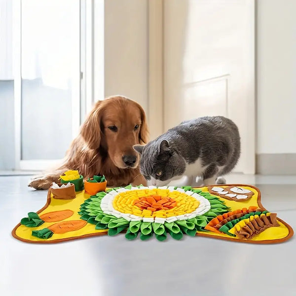 Hond en kat spelen met kleurrijke snuffelmat in zonnebloemdesign, ideaal voor huisdieren, mentale stimulatie en verrijking. Perfect voor honden en katten.