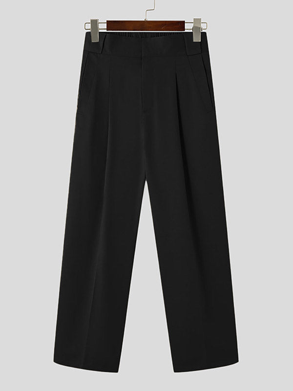 Zwarte damesbroek met wijde pijpen, hoge taille en steekzakken, hangend aan een houten hanger. Perfect voor casual en zakelijke outfits.