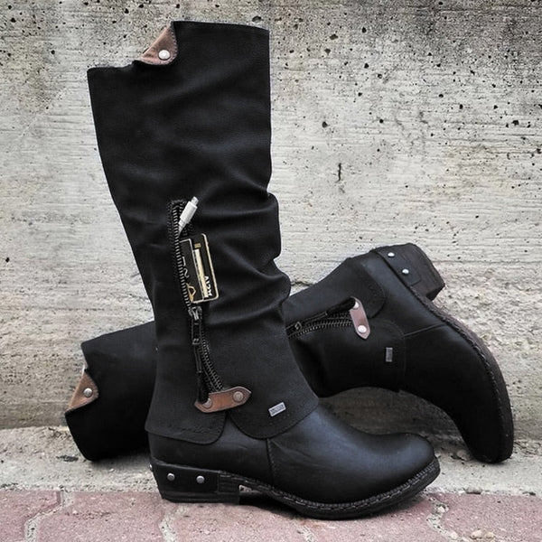 Zwarte hoge laarzen met opbergruimte, ritsdetails en bruine accenten, ideaal voor damesmode en outdooractiviteiten. Stijlvol en functioneel ontwerp.