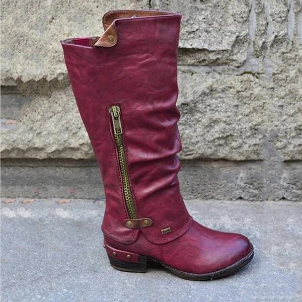 Rode leren hoge laars met opbergruimte, ritssluiting en decoratieve riem, ideaal voor modieuze dames. Perfect voor herfst- en winterstijl.