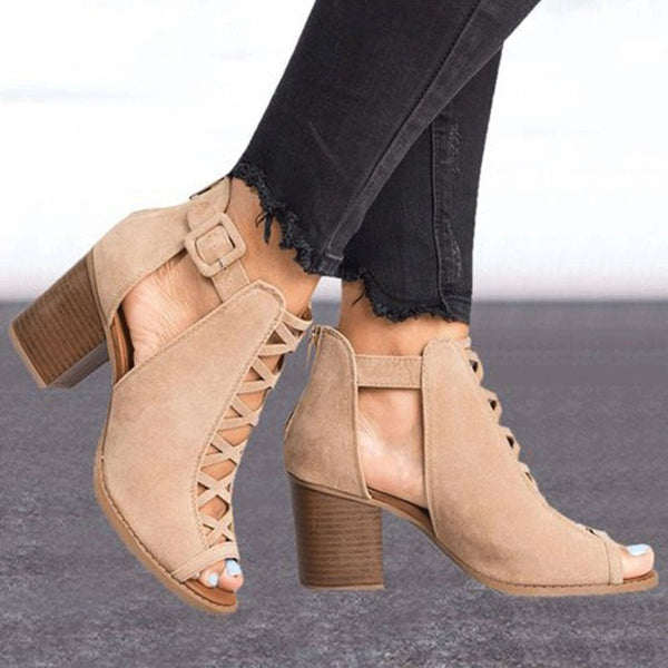 Beige suède open teen hakken met blokhak en veters, gedragen met zwarte jeans. Trendy damesmode, comfortabele zomerschoenen.