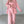 Vrouw in roze gebreid loungepak met vest, top en broek. Comfortabele damesmode, trendy huisstijl, perfect voor casual en ontspannen dagen.
