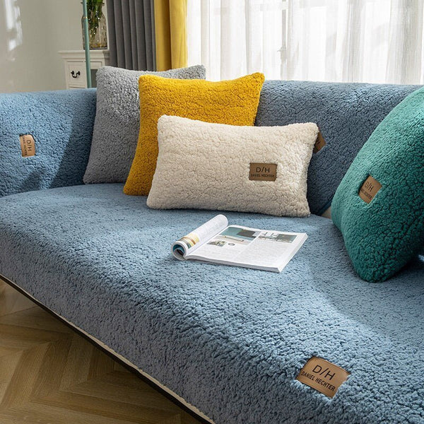 Ultra zachte bankhoes in blauw met kleurrijke kussens op een moderne bank. Perfecte woonkamerdecoratie, stijlvol en comfortabel interieurontwerp.