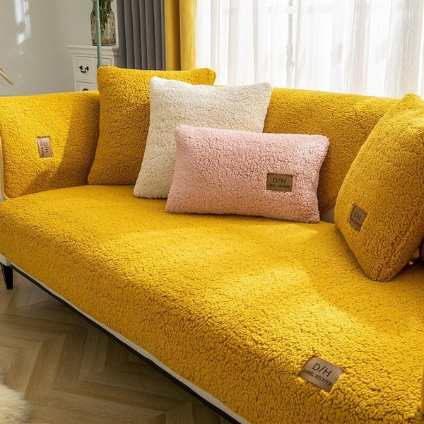 Gele bank met ultra zachte bankhoes en kussens, woonkamerinrichting, moderne stijl, comfortabele zitmeubelen, interieurdecoratie.